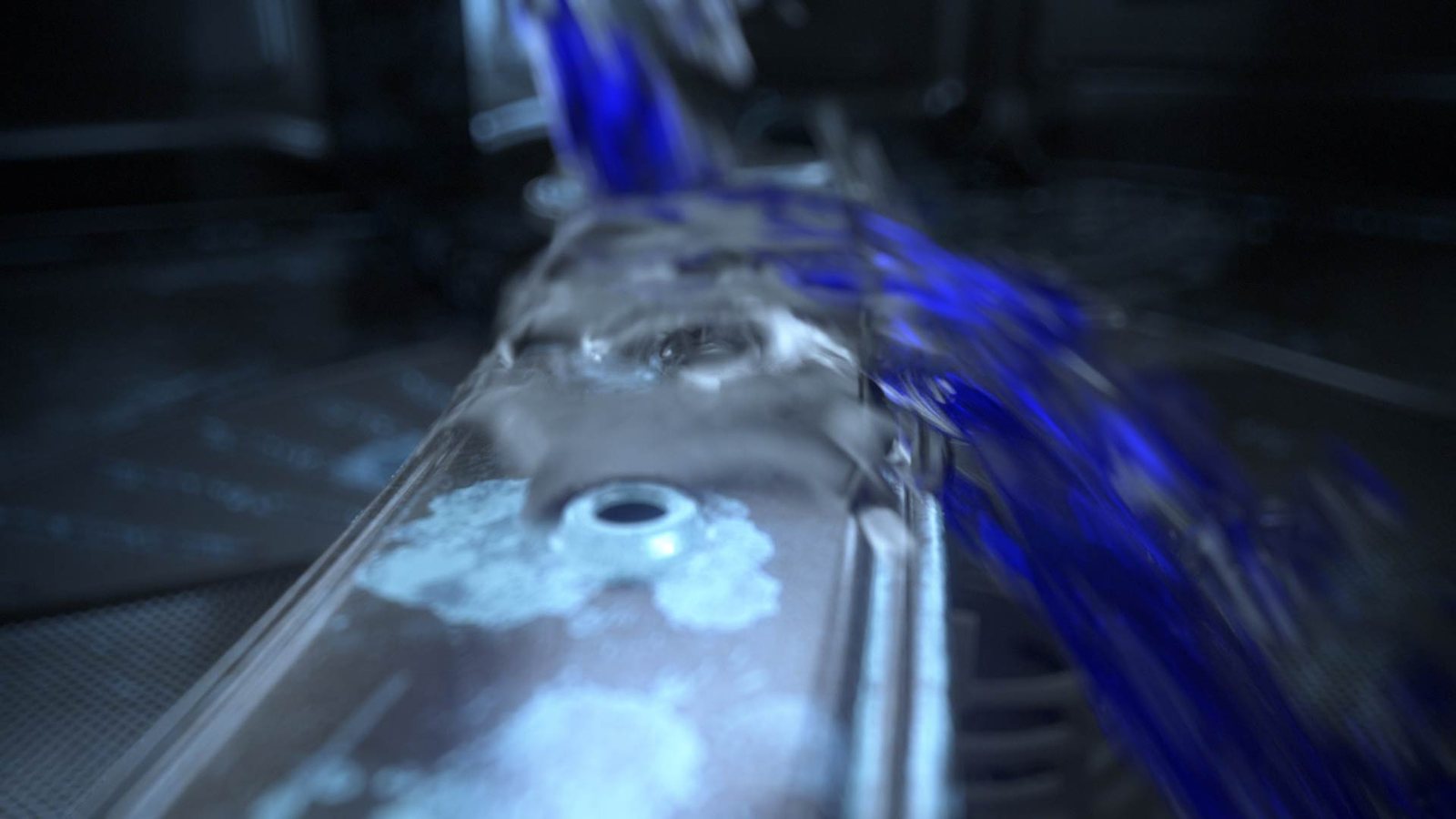 Liquide bleu projeté sur un verre